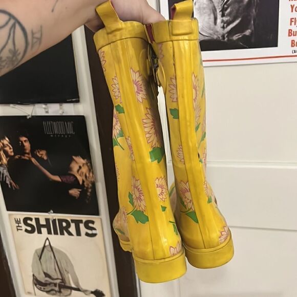 Vintage yellow flower rain boots - Picture 3 of 5
